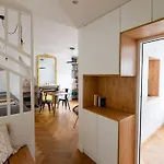 Contemporain Renove Dans Le Centre De * Paříž